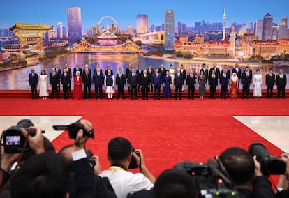 Fotografía de familia de los participantes en el COS, este domingo, en Tianjin.