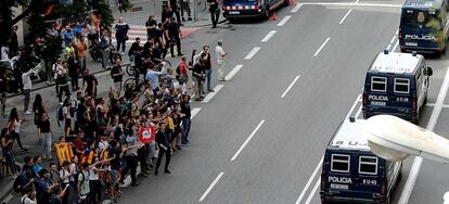 Furgonetas del CNP y de los Mossos d&#039;Esquadra protegen la Jefatura Superior de la Policia Nacional en Barcelona.