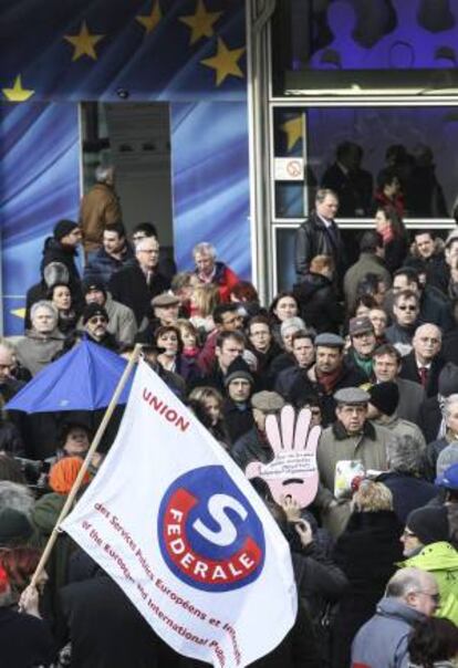 Funcionarios procedentes de diversas instituciones de la Unión Europea, entre las que se incluyen la Comisión Europea y el Consejo Europeo, protestan hoy por los recortes en sus instituciones en frente de la sede de la Comisión Europea de Bruselas, Bélgica.