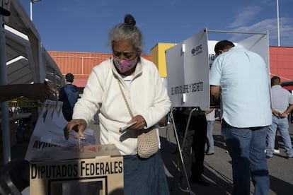 La votación medirá las fuerzas del presidente, Andrés Manuel López Obrador, y su partido, Movimiento Regeneración Nacional (Morena). En la foto, la jornada electoral en Guerrero.