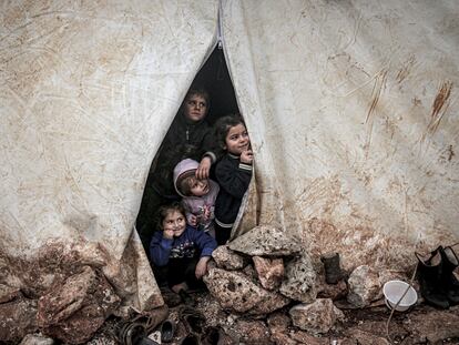 Niños en un campo de desplazados en Aleppo, en febrero de 2020.