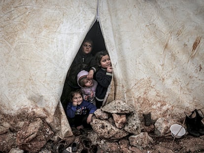 Niños en un campo de desplazados en Aleppo, en febrero de 2020.