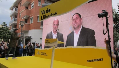 Oriol Junqueras y Raül Romeva intervienen en un mitin de ERC en Cambrils desde la cárcel de Soto del Real.