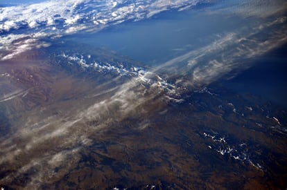 De Gijón a Bilbao, la Bahía de Vizcaya, con una filigrana de nieve sobre la Cordillera Cantábrica. Es una de las fotos más recientes de España captadas por la ISS, ya que fue subida a Twitter por Sam Cristoforetti, una de las astronautas actualmente en la estación espacial, el pasado 20 de enero.