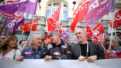 Los sindicatos, con Pepe Álvarez de UGT (segundo por la izquierda) y Unai Sordo de CC OO (cuarto) en primera fila, y afectados por el amianto protestan este miércoles en Madrid.