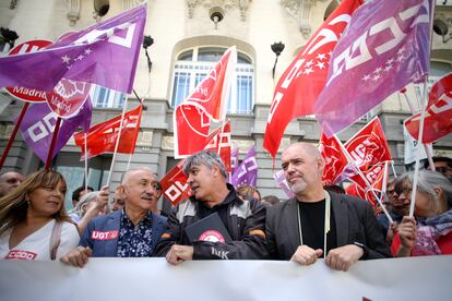 Los sindicatos, con Pepe Álvarez de UGT (segundo por la izquierda) y Unai Sordo de CC OO (cuarto) en primera fila, y afectados por el amianto protestan este miércoles en Madrid.