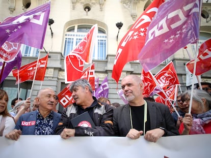 Los sindicatos, con Pepe Álvarez de UGT (segundo por la izquierda) y Unai Sordo de CC OO (cuarto) en primera fila, y afectados por el amianto protestan este miércoles en Madrid.