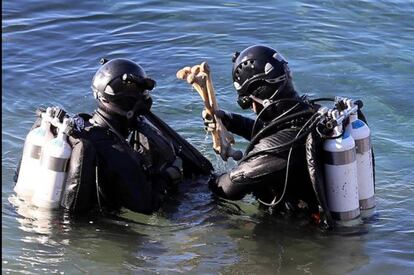 Submarinistes amb les restes òssies.