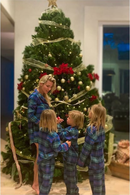 "Con cuadros y a loco". Así se dispuso la familia de Elsa Pataky a colocar los adornos de Navidad. La actriz y sus tres hijos —India Rose Hemsworth, de siete años, y los mellizos Tristan y Sasha, de cinco— se vistieron con el mismo pijama para esta ocasión.