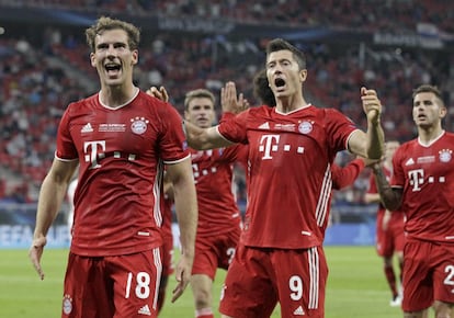 Leon Goretzka celebra con sus compañeros tras marcar.