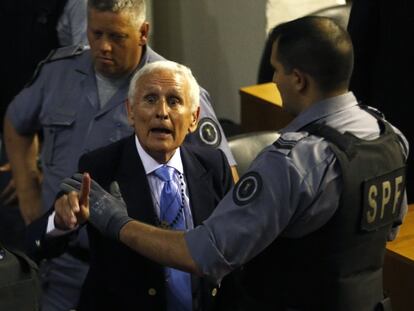 Etchecolatz, ex-chefe da inteligência da Polícia de Buenos Aires, depois de escutar a sentença em Buenos Aires.