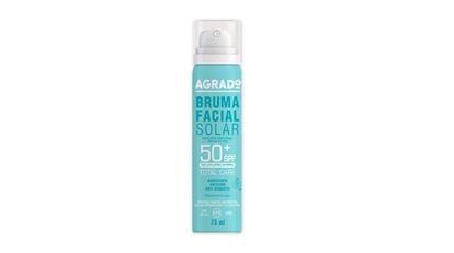 Una bruma facial solar que protege e hidrata la piel. 