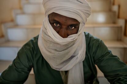 Houceini fue miembro del grupo terrorista Estado Islámico del Gran Sahara (EIGS) durante dos años hasta que decidió acogerse a un programa de reinserción puesto en marcha por el Gobierno de Níger. Este pastor de origen peul declaró que se unió a los yihadistas por miedo y para proteger a su familia, pero finalmente sufrió el rechazo por parte de su comunidad y decidió dejarlos. En la actualidad reside en una casa protegida de Niamey con su mujer y sus cuatro hijos.