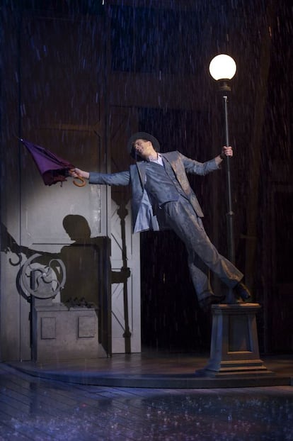 Adam Cooper en un momento del musical del West End 'Cantando bajo la lluvia'.