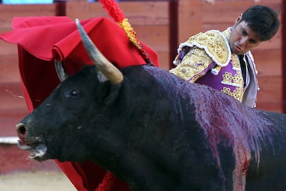 Francisco Rivera Ordóñez <i>Paquirri</i>, en la plaza de la Malagueta, con el primer toro.