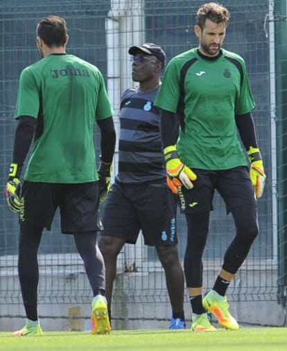 Diego L&oacute;pez (derecha), N&acute;Kono (centro) y Roberto, en un entrenamiento. 