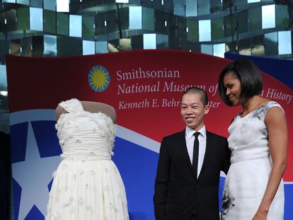 Michelle Obama con Jason Wu, autor del traje del baile presidencial.