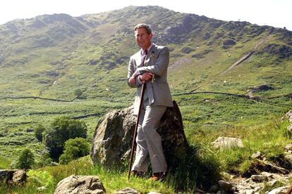 El monarca en el año 2000 visitando una de las múltiples propiedades de la corona Hafod y Llan, en Gales.