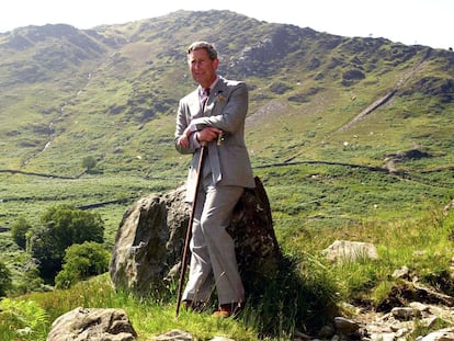 El monarca en el año 2000 visitando una de las múltiples propiedades de la corona Hafod y Llan, en Gales.