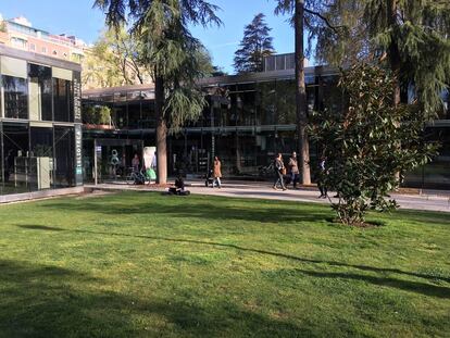 La Biblioteca Eugenio Trías, concebida por Jaime Nadal y Sebastián Araujo, se encuentra en El Retiro.