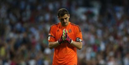 Casillas hace un gesto despu&eacute;s de una jugada