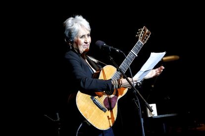 Joan Baez dijo que había sufrido una mala racha con la garganta, pero apenas se notó tras las 23 canciones que ofreció.