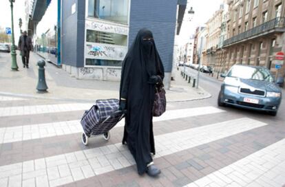 Una mujer con <i>burka</i> pasea por las calles de Bruselas, Bélgica.