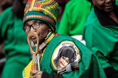 Una de las asistentes al funeral masivo en memoria de la activista Winnie Mandela, el 11 de abril de 2018.