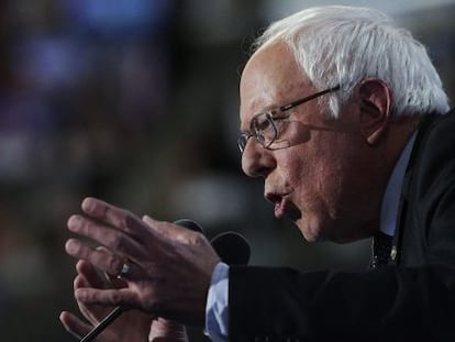 El excandidato a la presidencia de Estados Unidos y senador por Vermont, Bernie Sanders, habla durante la primera jornada de la Convenci&oacute;n Nacional Dem&oacute;crata 2016 el 25 de julio de 2016, en el Wells Fargo Center de Filadelfia, Pensilvania. 