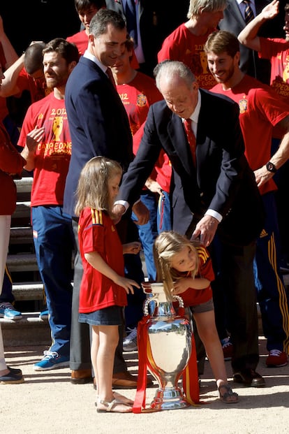 Las infantas Sofía y Leonor posan con la copa junto al Rey y al príncipe de Asturias.