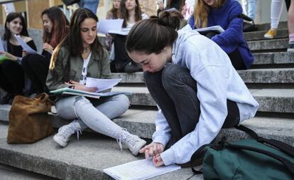 Estudiantes en la Universidad Complutense de Madrid. 