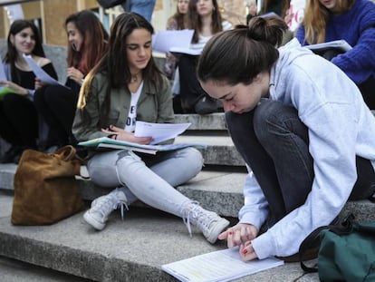 Estudiantes en la Universidad Complutense de Madrid. 