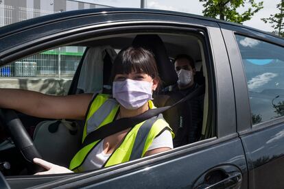 Erica Taurisano y su hermano a las afueras del almacén de Amazon en el distrito de Vicálvaro, Madrid, antes de iniciar un reparto.