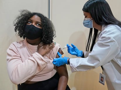 Una mujer recibe la primera dosis de la vacuna de Pfizer, en Nueva York, el pasado 19 de abril.