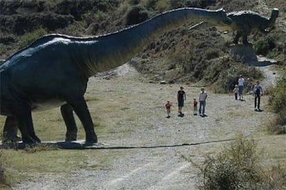 Reconstrucción de un braquiosaurio a partir de sus huellas en el yacimiento de Valdevecillo, muy cerca de Enciso.