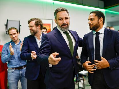 El presidente de Vox, Santiago Abascal, en el centro, junto al secretario general de su partido, Ignacio Garriga, a la derecha. Detrás de Abascal, el portavoz parlamentario, Iván Espinosa de los Monteros, este lunes en su sede de Madrid.