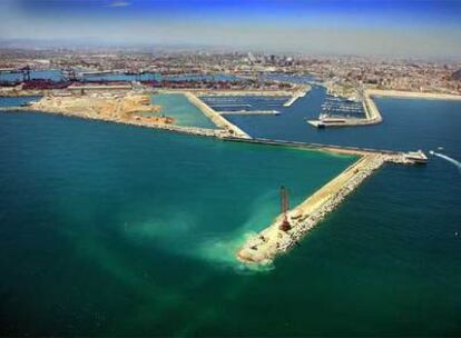 Imagen de la ampliación del puerto de Valencia, con uno de los nuevos dique de abrigo en primer término y con la ciudad al fondo.