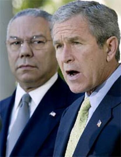 Bush, junto a Colin Powell, se dirige a la prensa tras conocer la resolución de la ONU.