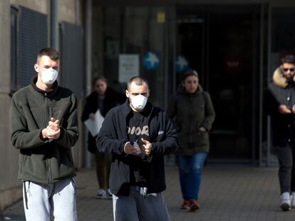 Varias personas en el exterior del hospital de Torrejón de Ardoz (Madrid).