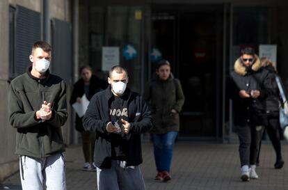 Varias personas en el exterior del hospital de Torrejón de Ardoz (Madrid).
