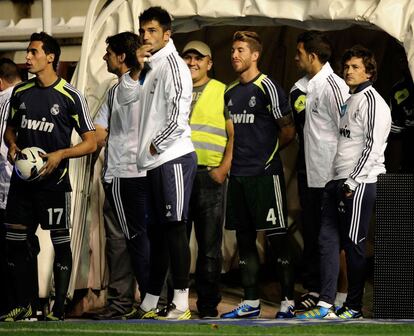 Sergio Ramos espera la decisión del arbitro junto a Albiol, Arbeloa y Rui Faria.