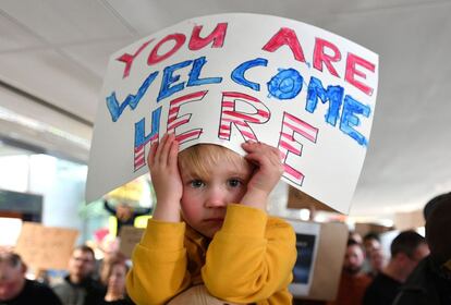 Milhares de manifestantes saíram neste domingo às ruas das principais cidades norte-americanas para expressar sua rejeição à ordem executiva do presidente Donald Trump que veta a entrada no país de cidadãos de sete países de maioria muçulmana.