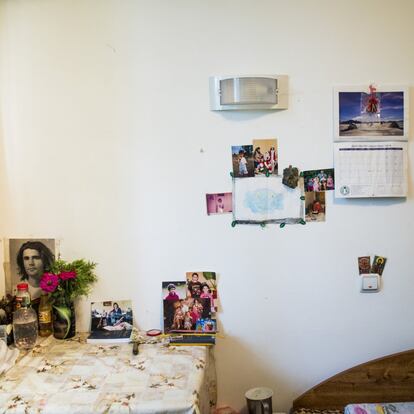 Interior de una habitación con recuerdos personales.

