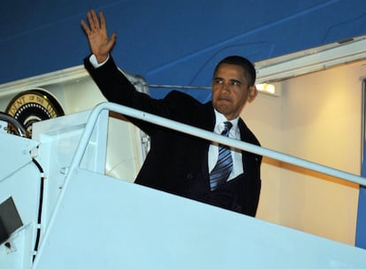 El presidente estadounidense subiendo a bordo del avión presidencial Air Force One en la base áerea de Andrews, en Maryland.