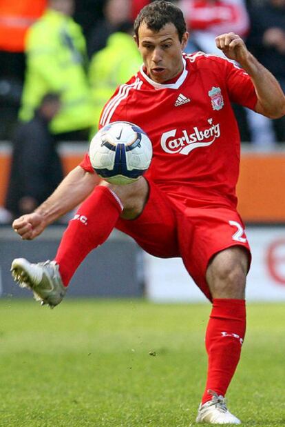 Mascherano, en acción con el Liverpool.