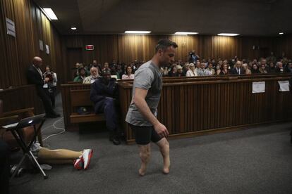 El atleta paralímpico Oscar Pistorius camina por la sala del Tribunal Superior de Pretoria sin sus prótesis durante la tercera jornada de la vista que decidirá la pena de cárcel del atleta hallado culpable de asesinato.
