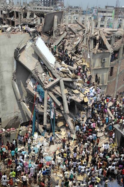Vista del edificio siniestrado en Dacca (Bangladesh). Los bomberos, la policía y personal militar han rescatado a unas 150 personas de entre los escombros.