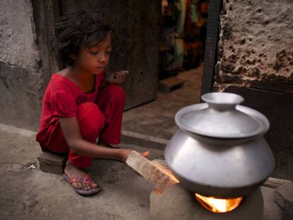 Bithi, de 12 años, prepara la comida para toda su familia en un slum de Dacca, Bangladesh.