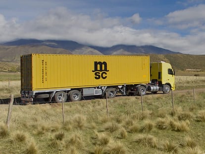 Un camión de Medlog carga con un contenedor de MSC.