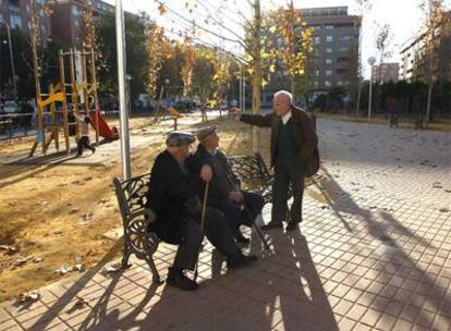 Vecinos de Talavera (Toledo) en el parque de los Tres Olivos.